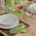 With 2 Bedrooms & Parking By Renters Διαμέρισμα