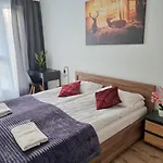 With 2 Bedrooms & Parking By Renters Διαμέρισμα *