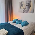 With 2 Bedrooms & Parking By Renters Διαμέρισμα