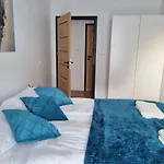 With 2 Bedrooms & Parking By Renters Διαμέρισμα *