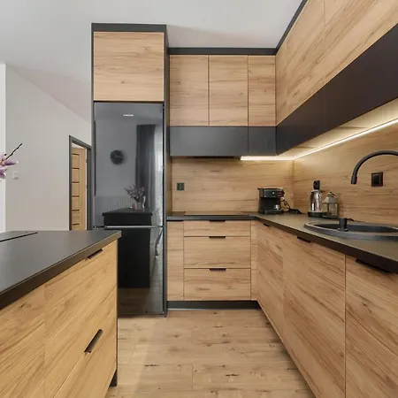 Daire With 2 Bedrooms & Parking By Renters Wroclaw