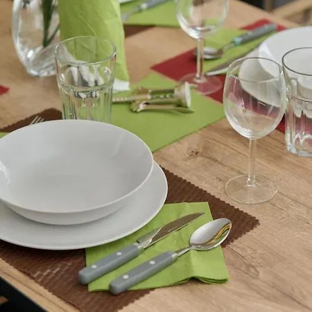 With 2 Bedrooms & Parking By Renters Appartement