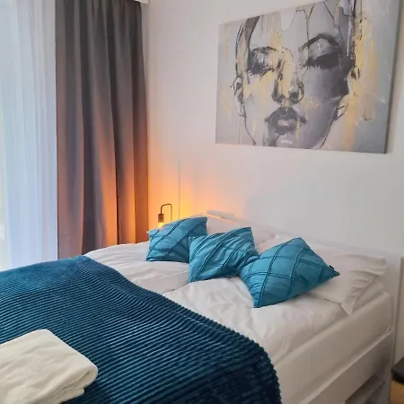 With 2 Bedrooms & Parking By Renters Appartement