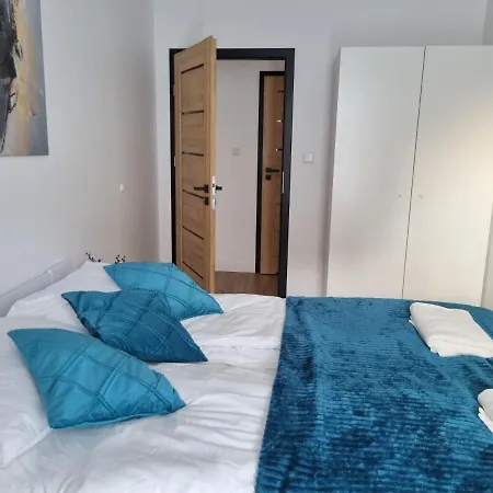 With 2 Bedrooms & Parking By Renters Appartement *