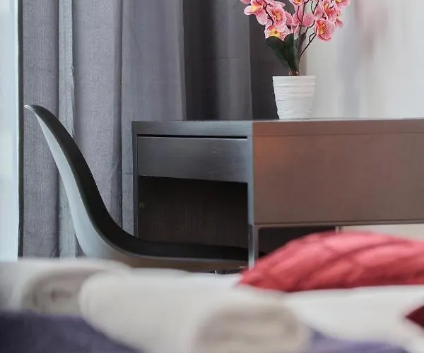 Apartment With 2 Bedrooms & Parking By Renters *