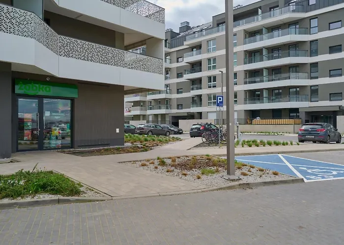 With 2 Bedrooms & Parking By Renters *